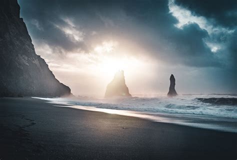 The Black Beach of Reynisfjara in Iceland | Blog | PLAY airlines