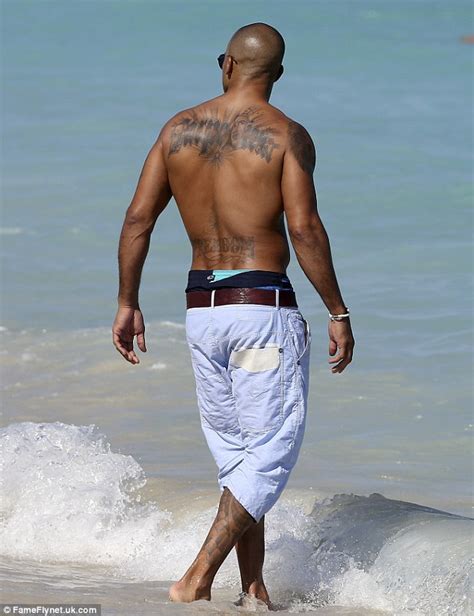 Shemar Moore shows off his buff body as he's fawned over by bikini ...