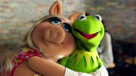 Kermit The Frog And Miss Piggy Kissing