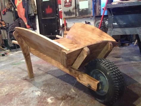 BUILDING THE CLASSIC WOODEN WHEELBARROW - YouTube