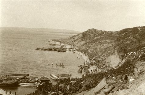 Landing troops at Gaba Tepe, Gallipoli (ANZAC Cove) 25 April 1915 : r ...