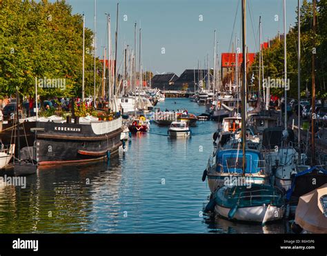 Boats and houseboats on Christianshavn Canal, Copenhagen, Denmark ...