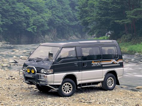 Photos of Mitsubishi Delica Star Wagon 4WD 1990–99 (2048x1536)