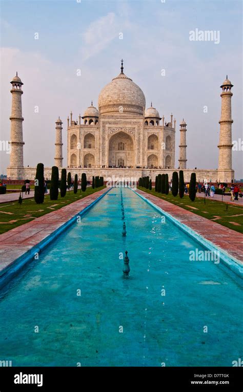 Taj mahal reflecting pool hi-res stock photography and images - Alamy