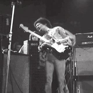 Jimi Hendrix playing the first riff from Foxy Lady at the Isle of ...