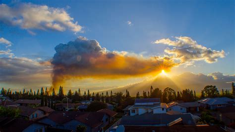 Maui firefighters extinguish brush fire in Kula