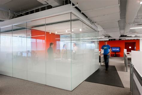 Штаб-квартира компании KAYAK | Glass wall office, Office interior ...