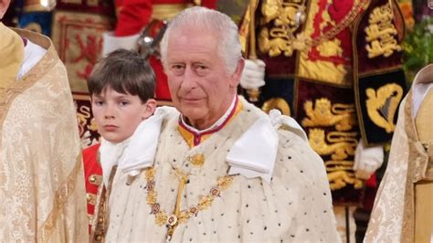 King's Coronation: Monarch arrives and ceremony starts | News UK Video ...