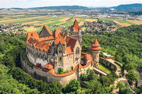 Autónomo Condición Tengo una clase de ingles castles in austria map ...