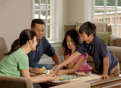 File:Family playing a board game (3).jpg - Wikimedia Commons