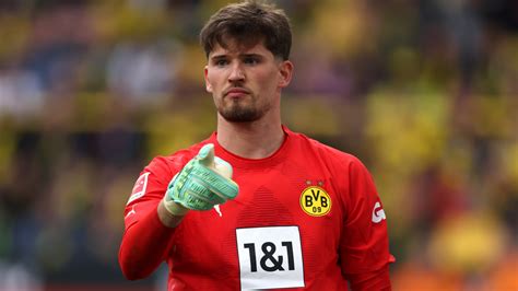 Manchester United target Borussia Dortmund goalkeeper Gregor Kobel to ...