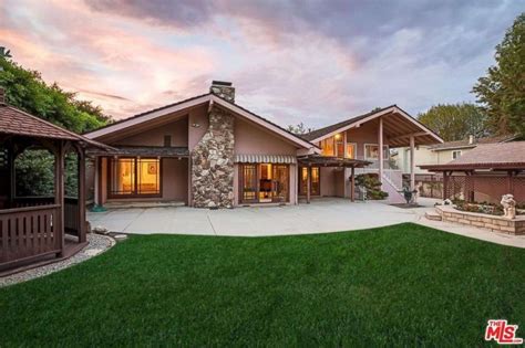 You can now live in 'The Brady Bunch' house for nearly $2 million - ABC ...