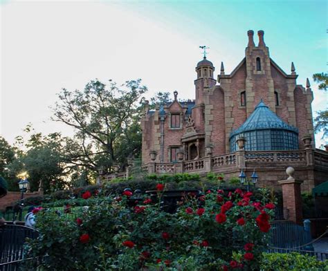 Disney World’s Haunted Mansion Ride – Resorts Gal