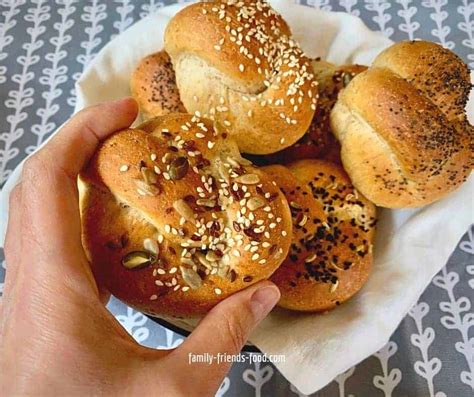 Challah rolls - with wholewheat and delicious seeds | Family-Friends-Food