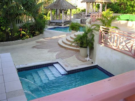 Incredible Swimming Pool Designs Small Yards For Small Space | Home ...