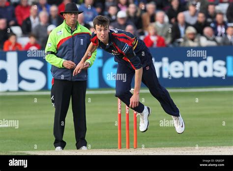 Reece Topley in bowling action for Essex - Essex Eagles vs Kent ...