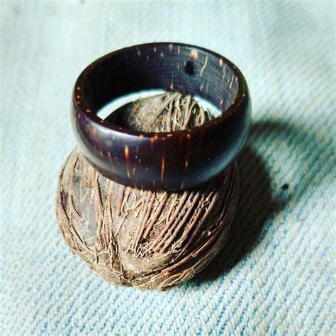 Coconut shell rings | Artesanato com bambu, Anéis de madeira, Anel de coco