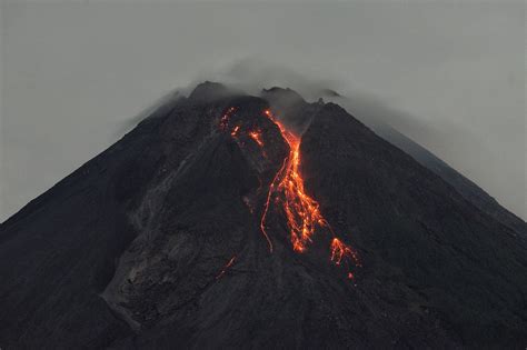 Gunung Merapi meletus di pulau Jawa Indonesia Berita Lingkungan