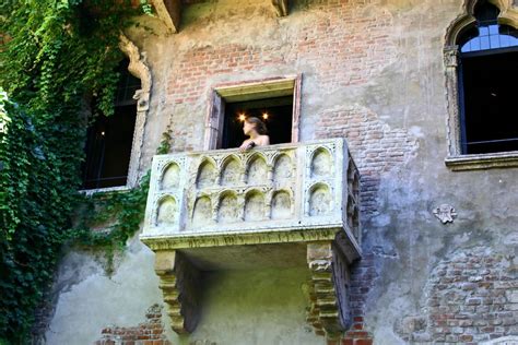 The Romeo and Juliet Balcony Scene in Modern English | StudioKnow