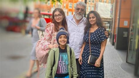 Ajith poses with family as they holiday in London ahead of Thunivu's ...