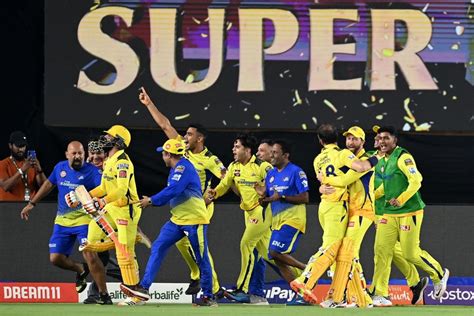 Ravindra Jadeja runs with CSK players and support staff in tow after he ...