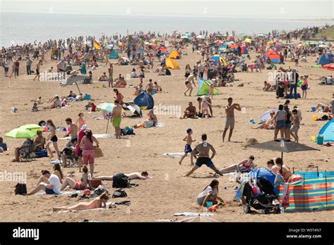 Hot weather in Skegness. People packed onto the beach on the hottest ...