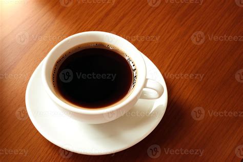 Coffee cup with steam on wooden table and black background. 22802506 ...