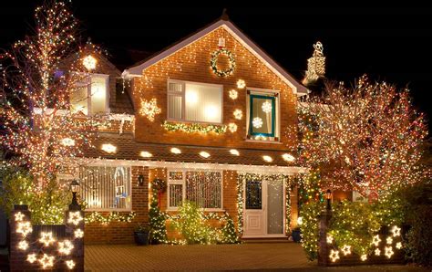 Hire Someone To Put Up Outdoor Christmas Lights: Pros, Cons and Costs ...