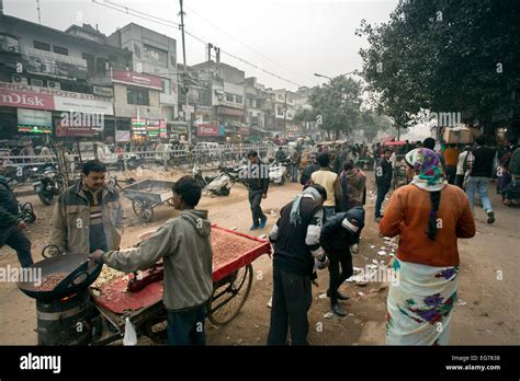 Crowded street india hi-res stock photography and images - Alamy