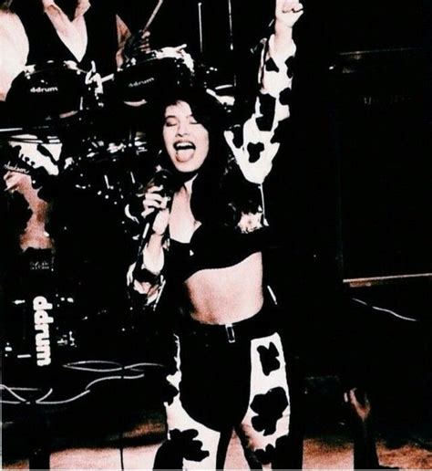 Selena with famous cow print outfit | Selena quintanilla, Selena ...