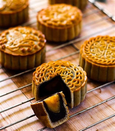 Mooncake - Traditional Chinese Mid-Autumn Pastry | Trip Ways