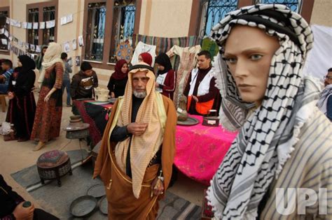 Photo: Palestinians Celebrating Palestinian Culture - GAZ2019042516 ...