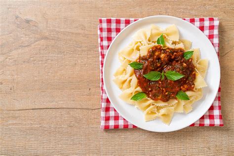 Farfalle pasta with basil and garlic in tomato sauce 3386715 Stock ...