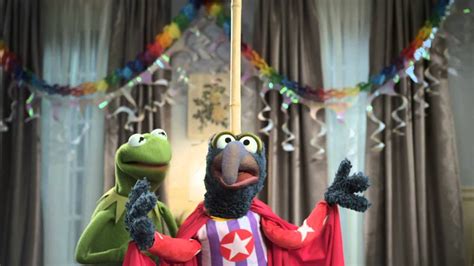 Gonzo Stunt Spectacular | Kermit's Party | The Muppets - YouTube