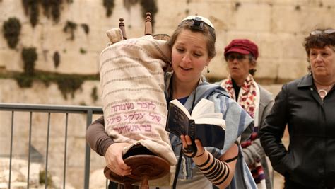 Ask the Expert: Can Women Wear Kippot? | My Jewish Learning