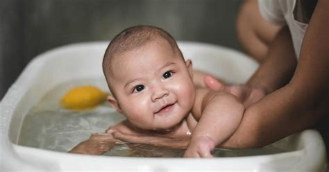 Baby Bath Temperature: What’s the Ideal? Plus, More Bathing Tips