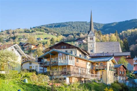 Bergdorf in den Alpen stockbild. Bild von typisch, oberseite - 100518175