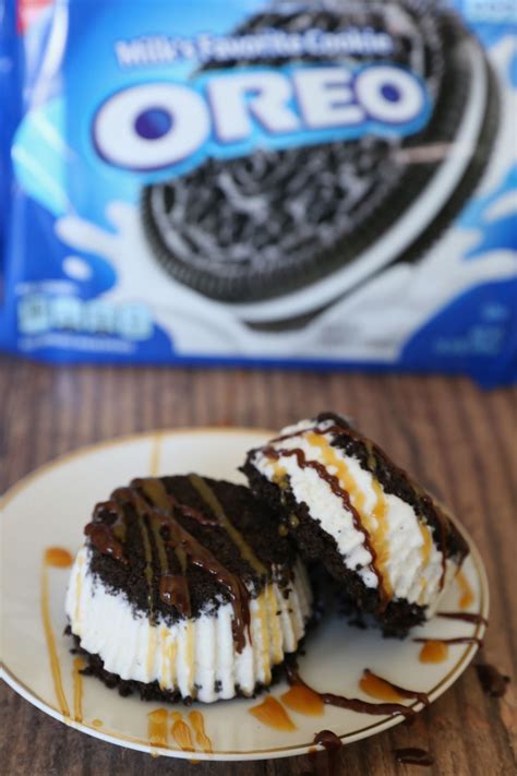 Oreo Ice Cream Sandwiches {TGI Friday's Oreo Madness Copycat Recipe}