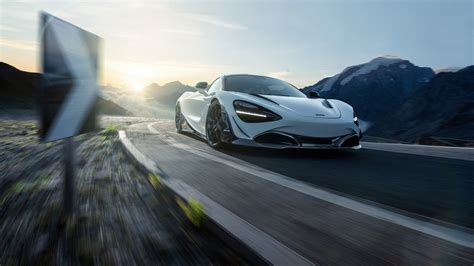 Download wallpaper: McLaren 720S in motion 2880x1620