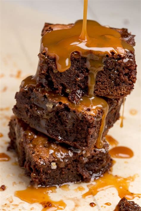 brownies de chocolate com cobertura de caramelo salgado para tornar ...