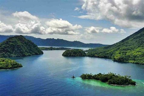 Tempat Wisata Di Indonesia Bagian Timur - Info Wisata Unik di Indonesia