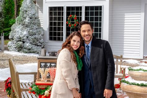 The 2018 Hallmark Christmas Movies Starring Your Favorite CW Stars Will ...