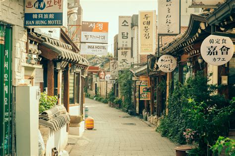 Quiet street in the historic Insa-dong Neighborhood, Jongno District ...