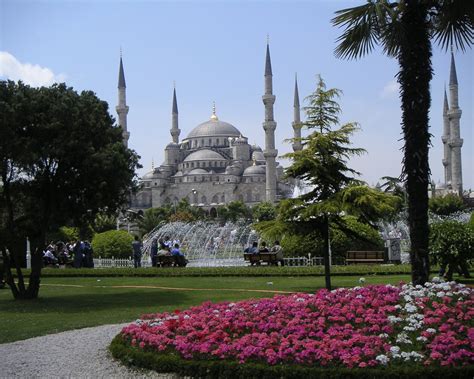 Blue Mosque (Sultan Ahmet Camii) - Istanbul, Turkey - YourAmazingPlaces.com