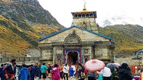 Entry of devotees banned inside Kedarnath Dham due to surge in pilgrim ...