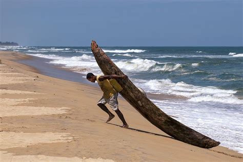 Pirogue individuelle de Madagascar, cote Est - Nicolas Millot ...