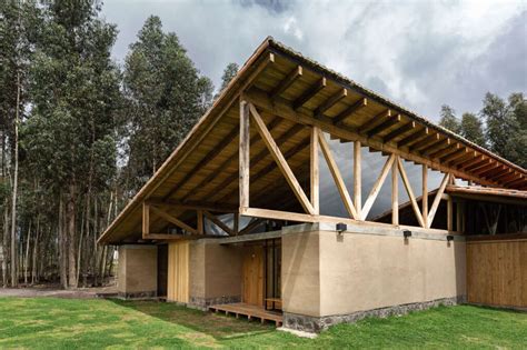 Rammed earth house in Ecuador features massive wooden trusses - Åvontuura