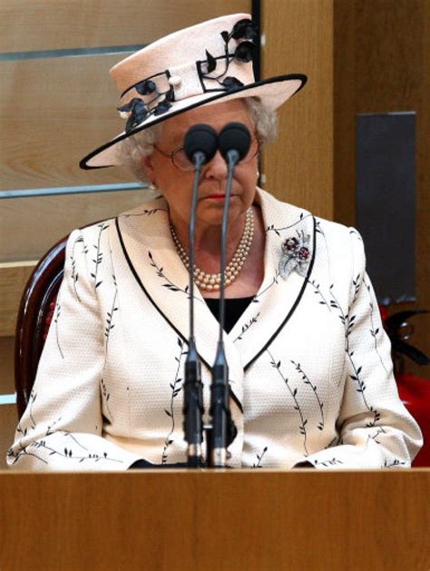 PHOTOS: 30 Funny Pictures Of The Queen | Queen elizabeth, Queen ...