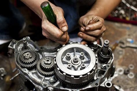 La Moto Dañada Está En La Reparación Foto editorial - Imagen de ...