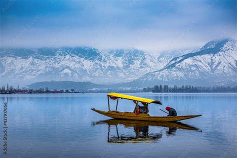 A beautiful view of Dal Lake in winter, Srinagar, Kashmir, India ...